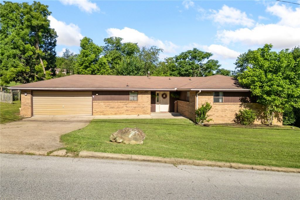 1208 N Spruce Street, Harrison, AR 72601 Main Photo