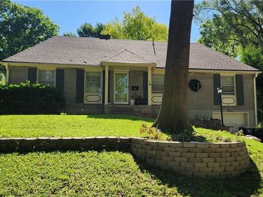 4925 NE Sherwood Drive, Kansas City, MO 64119