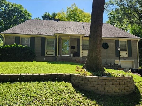 4925 NE Sherwood Drive, Kansas City, MO 64119
