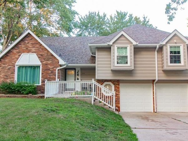 1139 NE Clubhouse Court, Lee's Summit, MO 64086