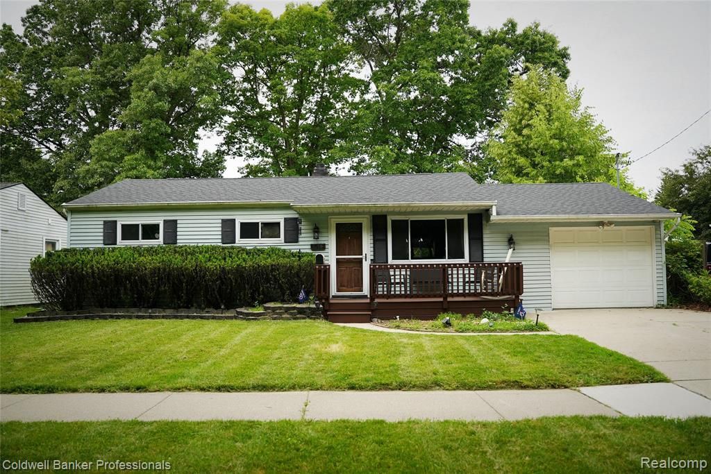 1017 N East Street, Fenton, MI 48430 Main Photo