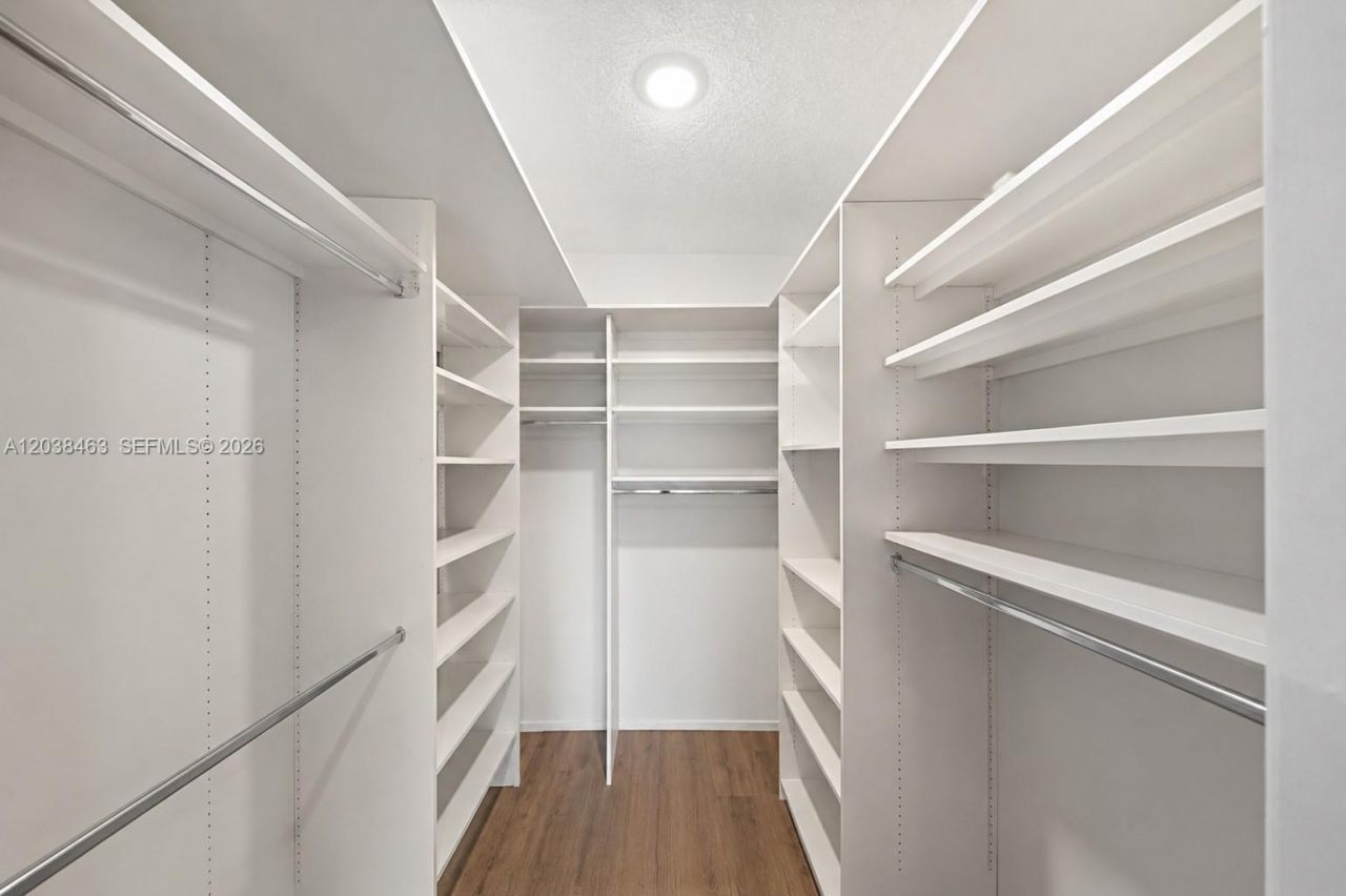 1800 NE 114th St, Unit 1811, Miami, FL 33181 Photo