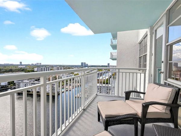 301 174th St, Unit 1905 + DEN, Sunny Isles Beach, FL 33160