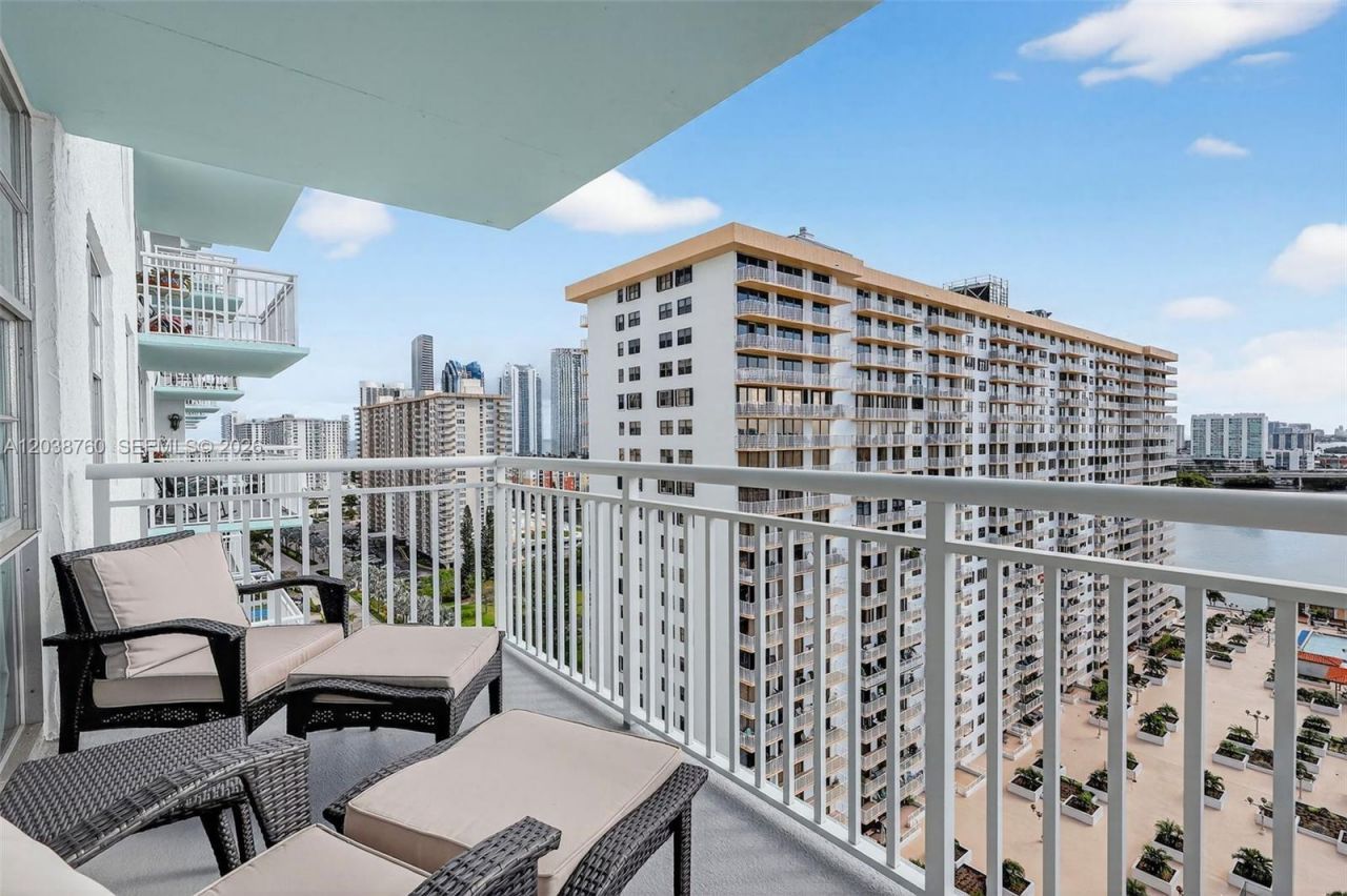 301 174th St, Unit 1905 + DEN, Sunny Isles Beach, FL 33160 Photo