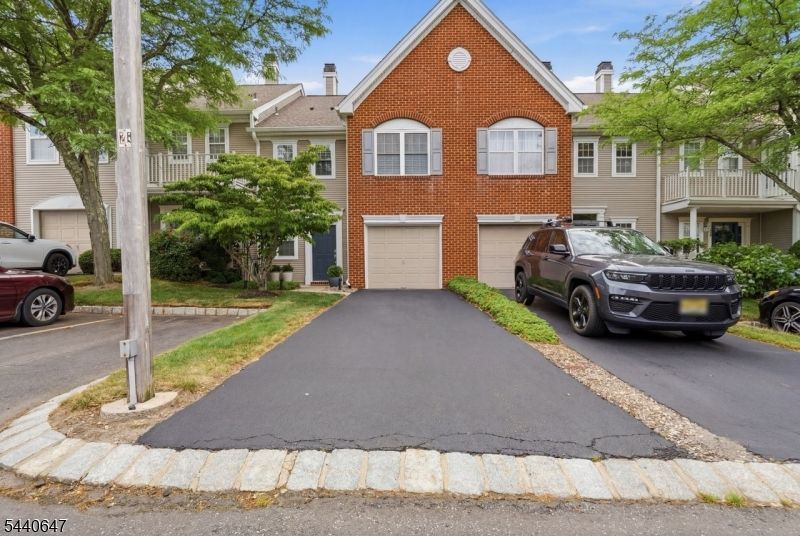 28 Dutch Ct, Holmdel, NJ 07733 Main Photo