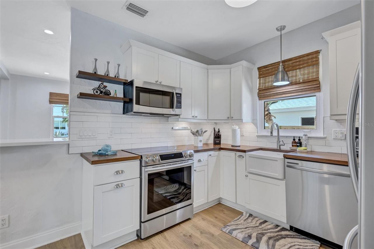2437 Floyd Street , Sarasota, FL 34239 Photo