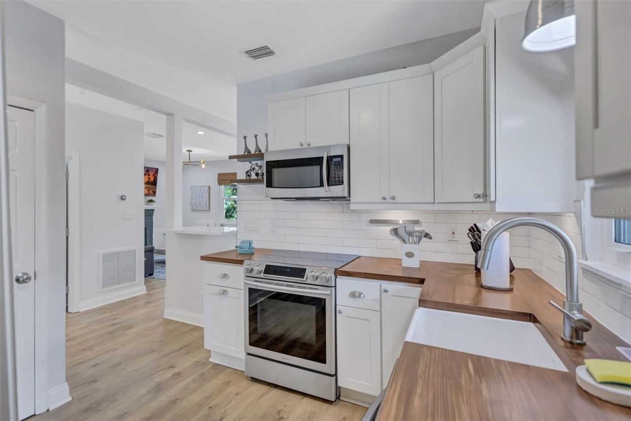 2437 Floyd Street , Sarasota, FL 34239 Photo