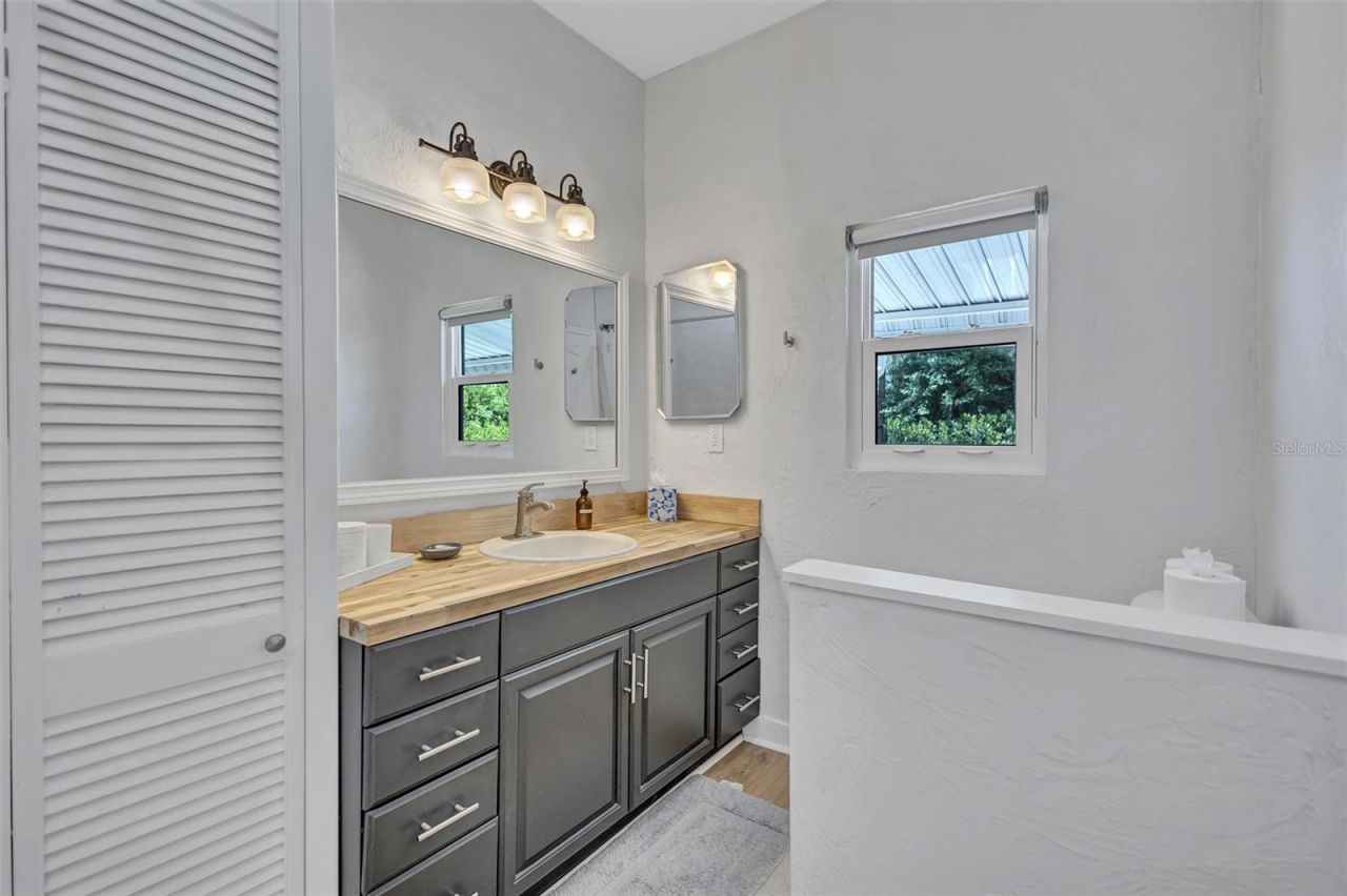 2437 Floyd Street , Sarasota, FL 34239 Photo
