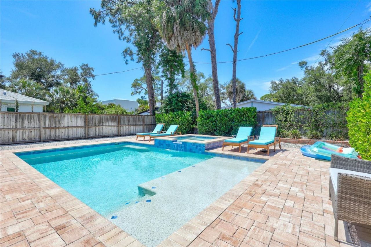 2437 Floyd Street , Sarasota, FL 34239 Photo