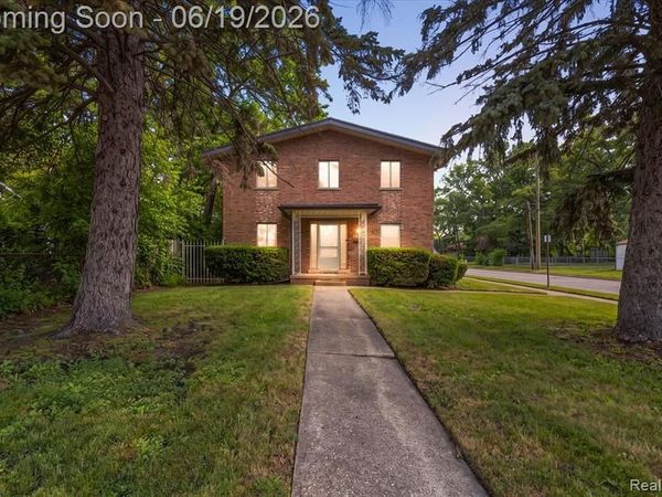1631 E Elza Avenue, Hazel Park, MI 48030