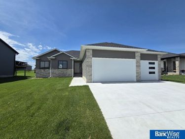 9511 Dalton Drive, Lincoln, NE 68516
