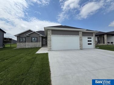 9511 Dalton Drive, Lincoln, NE 68516