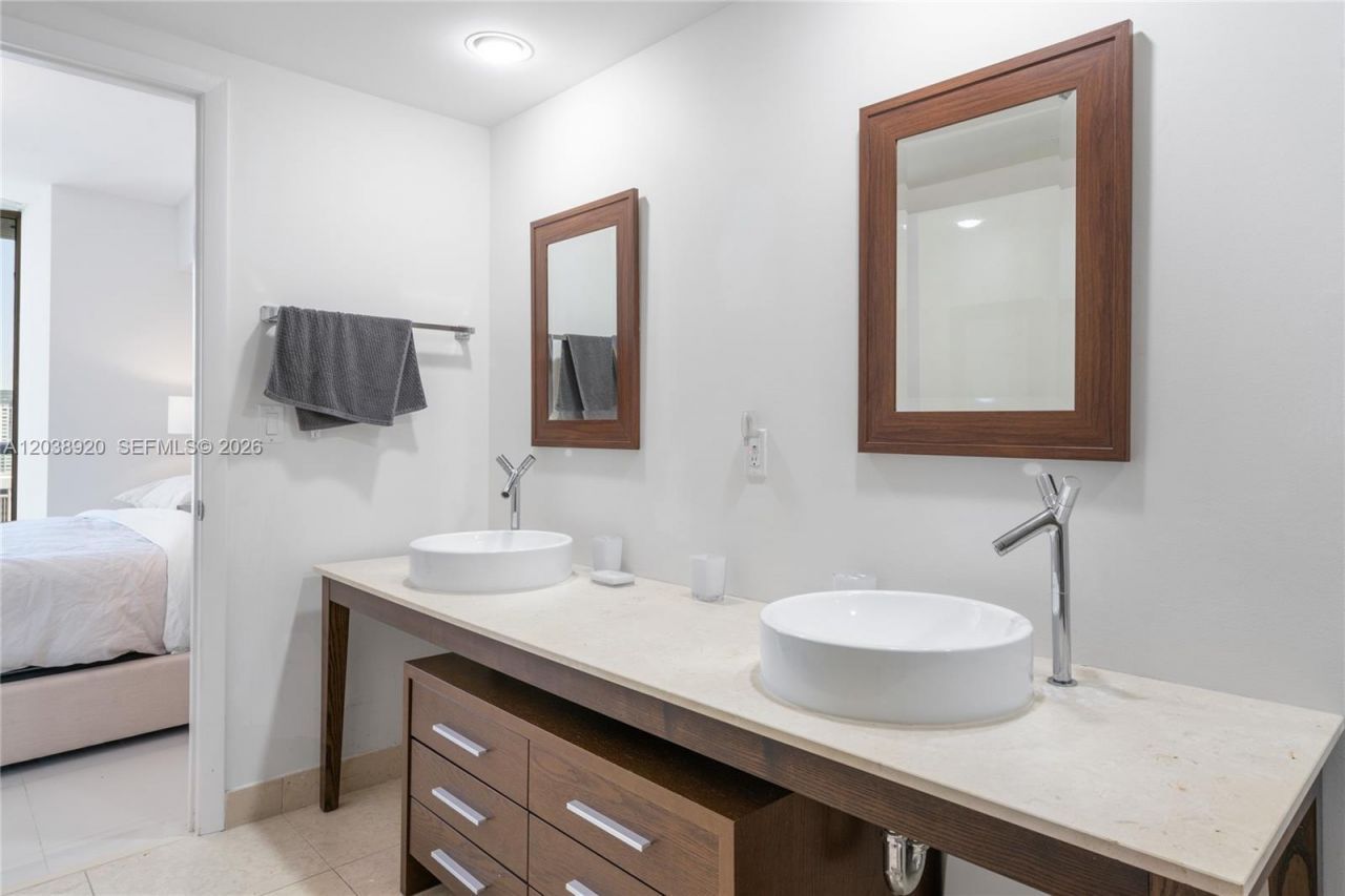 475 Brickell Ave, Unit 4315, Miami, FL 33131 Photo