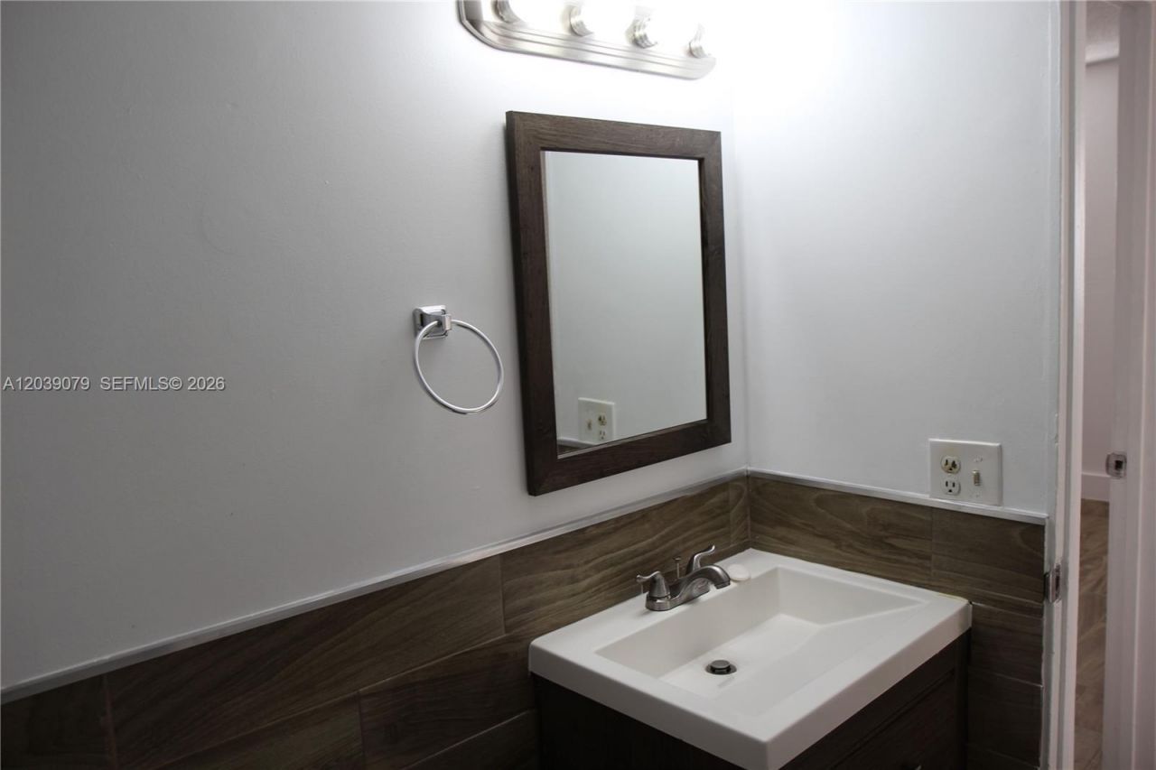 8075 NW 7th St , Unit 115, Miami, FL 33126 Photo