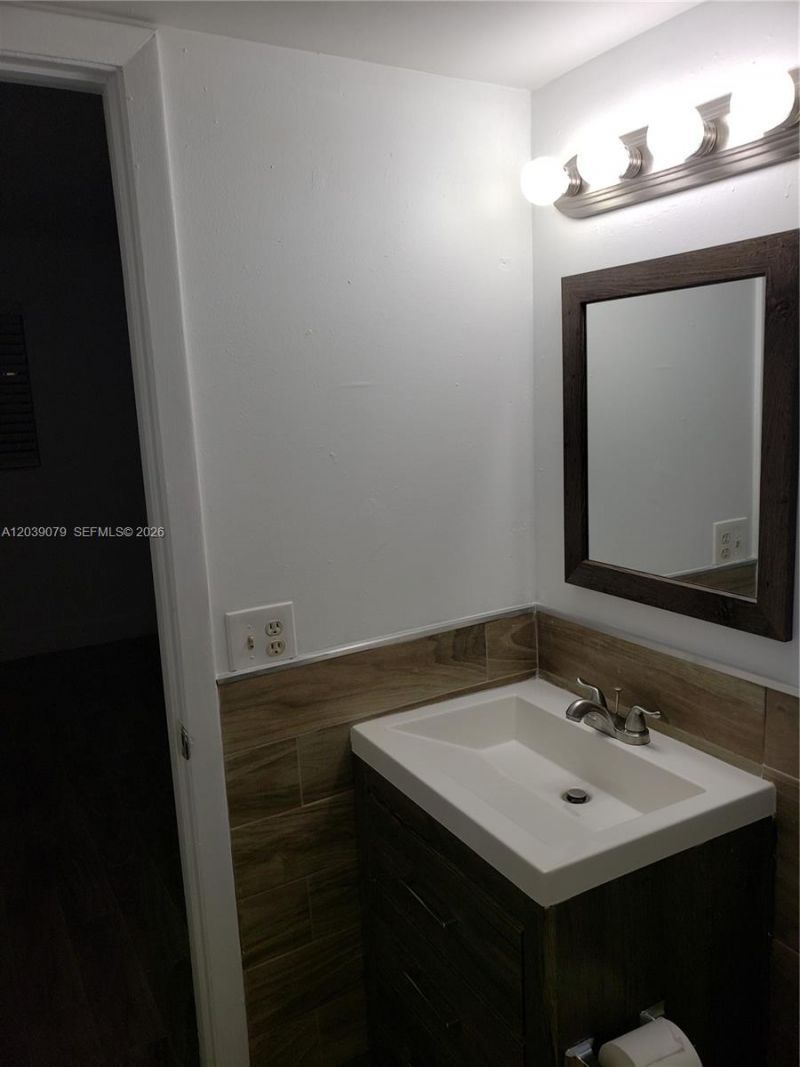 8075 NW 7th St , Unit 115, Miami, FL 33126 Photo