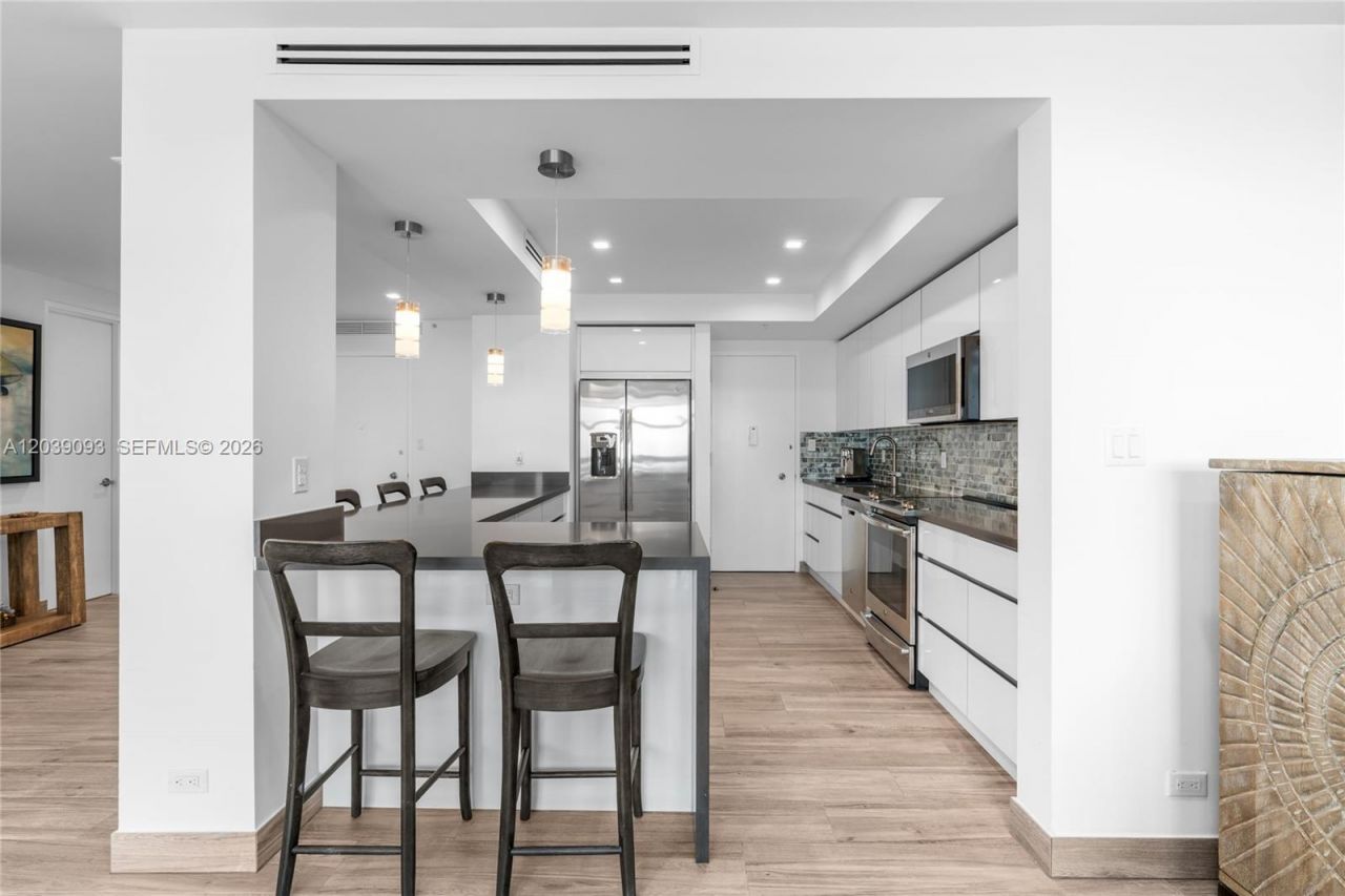 5055 Collins Ave, Unit 10H, Miami Beach, FL 33140 Photo