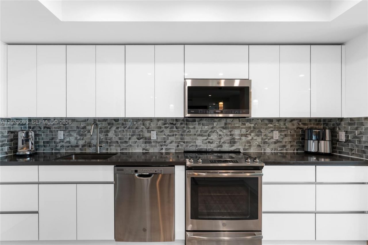 5055 Collins Ave, Unit 10H, Miami Beach, FL 33140 Photo