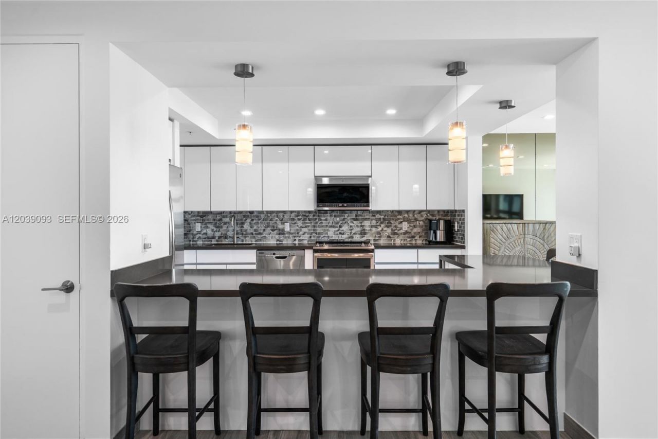 5055 Collins Ave, Unit 10H, Miami Beach, FL 33140 Photo