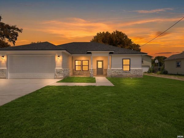 903 E BOWIE ST, Beeville, TX 78102