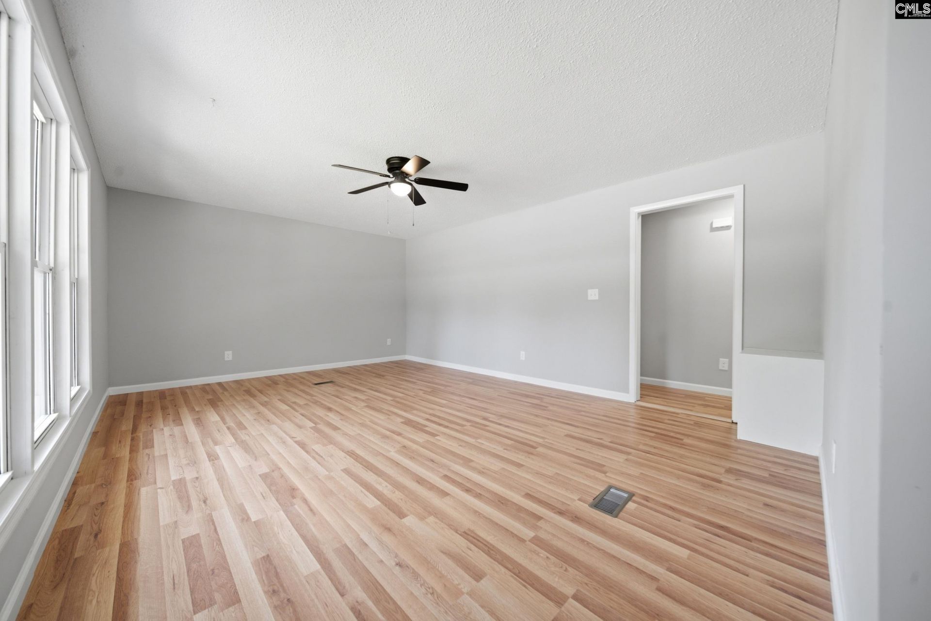 1040 E Sherwood Drive  Photo 4