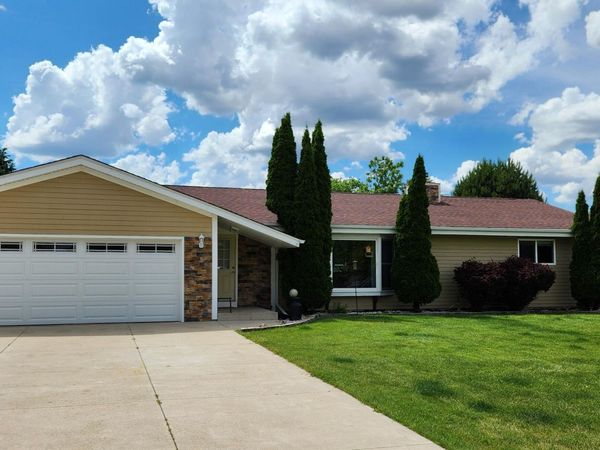 24 Hammes Dr, Mount Pleasant, WI 53406