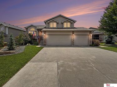 8701 Prairie Village Drive, Lincoln, NE 68507