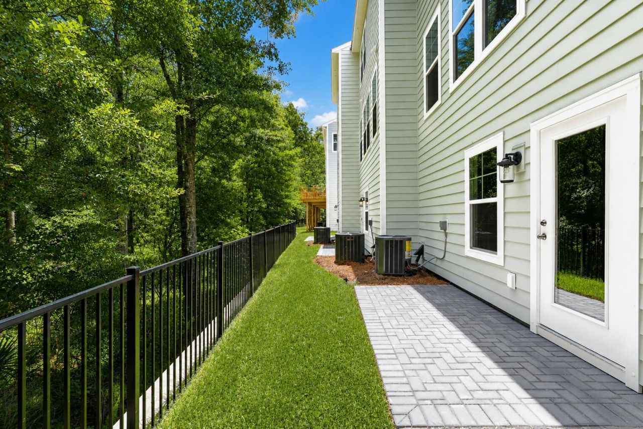 479 Caledon Court Photo 2