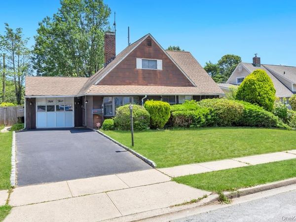 53 Bridle Lane , Hicksville, NY 11801