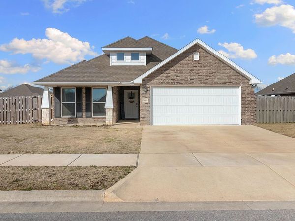 2402 England Lane , Pea Ridge, AR 72751