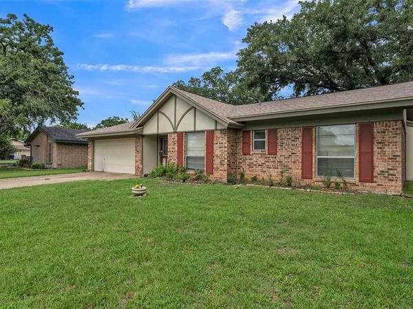 205 Mountain View Drive, Azle, TX 76020