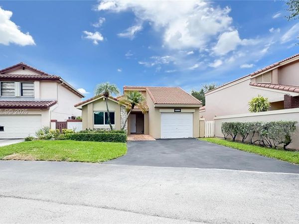 6316 NW 173rd St , Hialeah, FL 33015