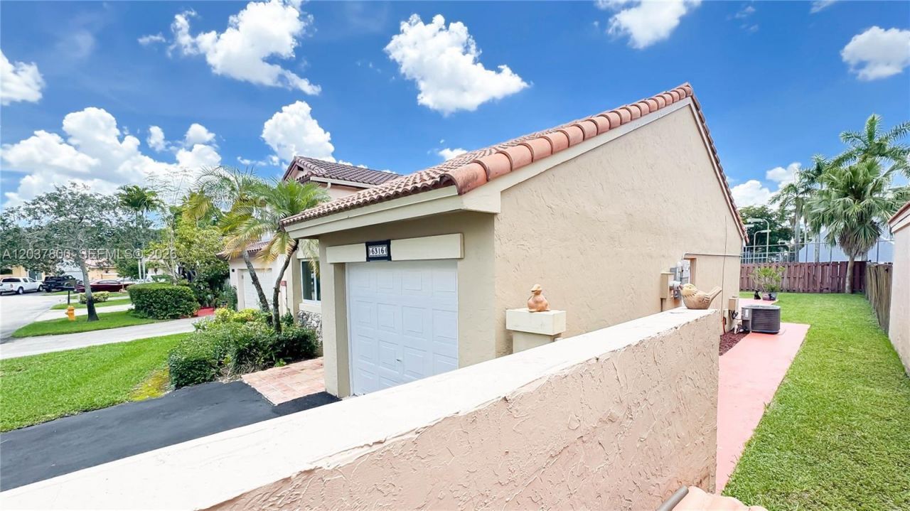 6316 NW 173rd St, Hialeah, FL 33015 Photo