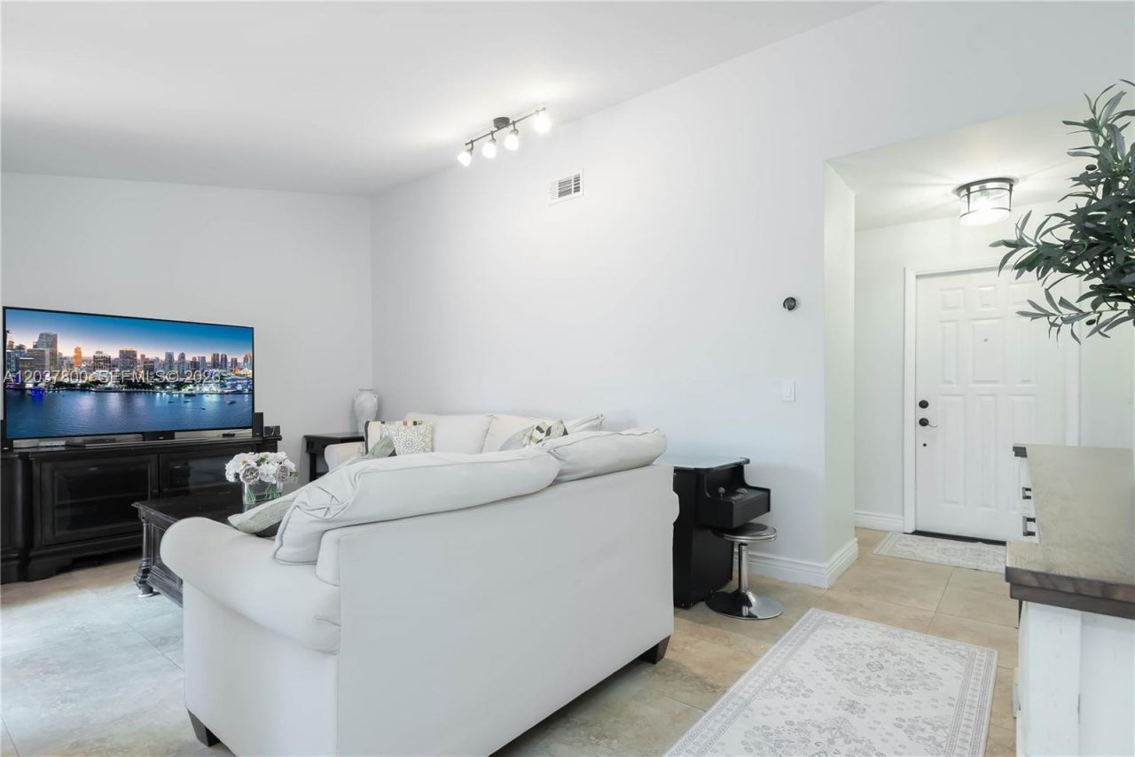 6316 NW 173rd St, Hialeah, FL 33015 Photo