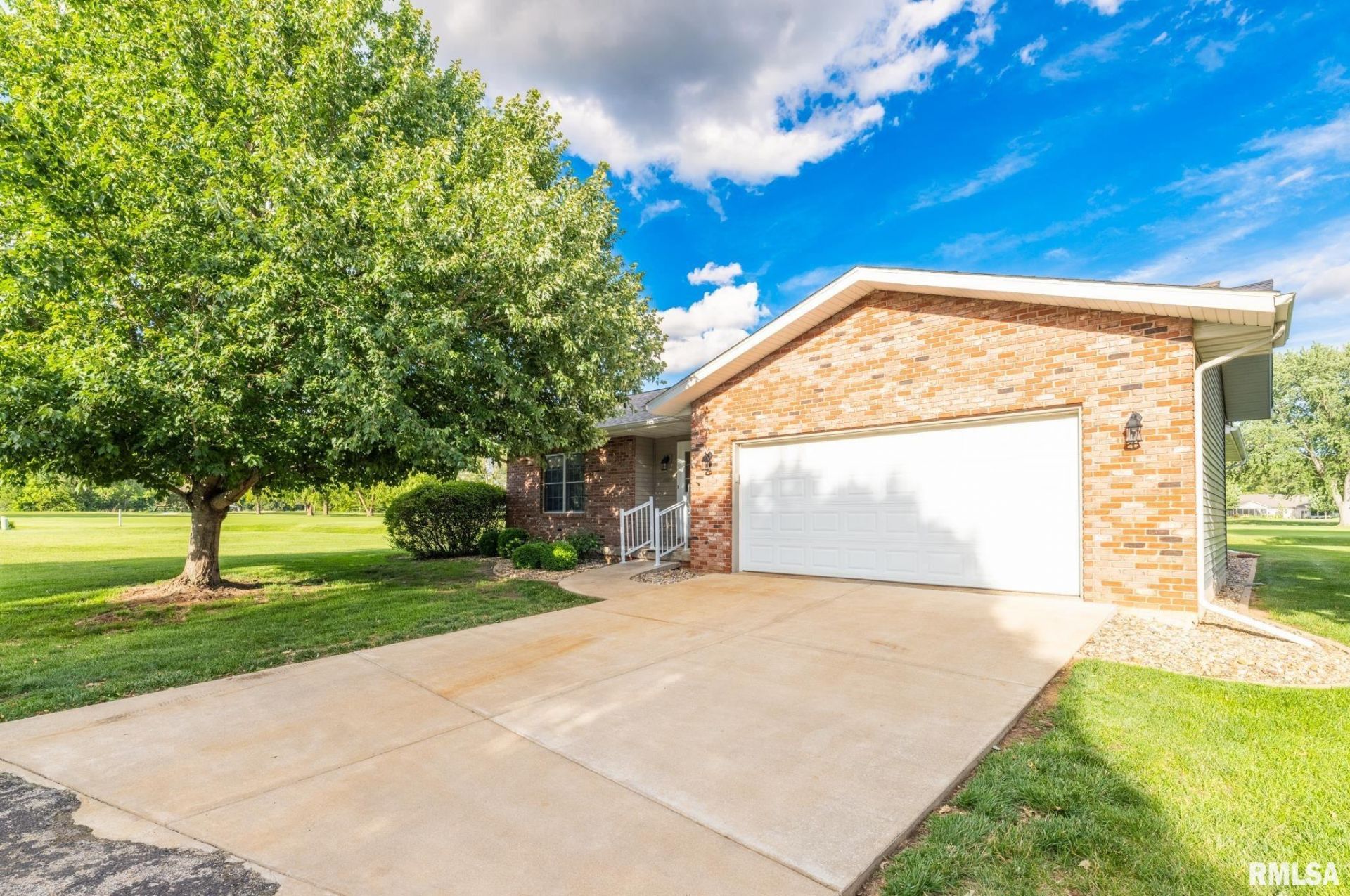 2726 Greenway Drive, Pekin, IL 61554 Main Photo