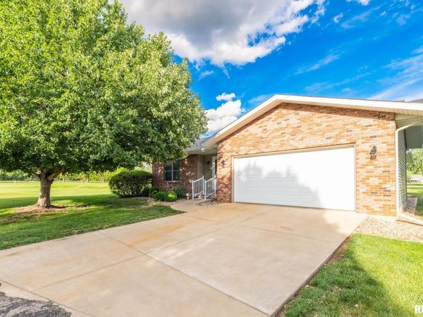 2726 GREENWAY Drive, Pekin, IL 61554