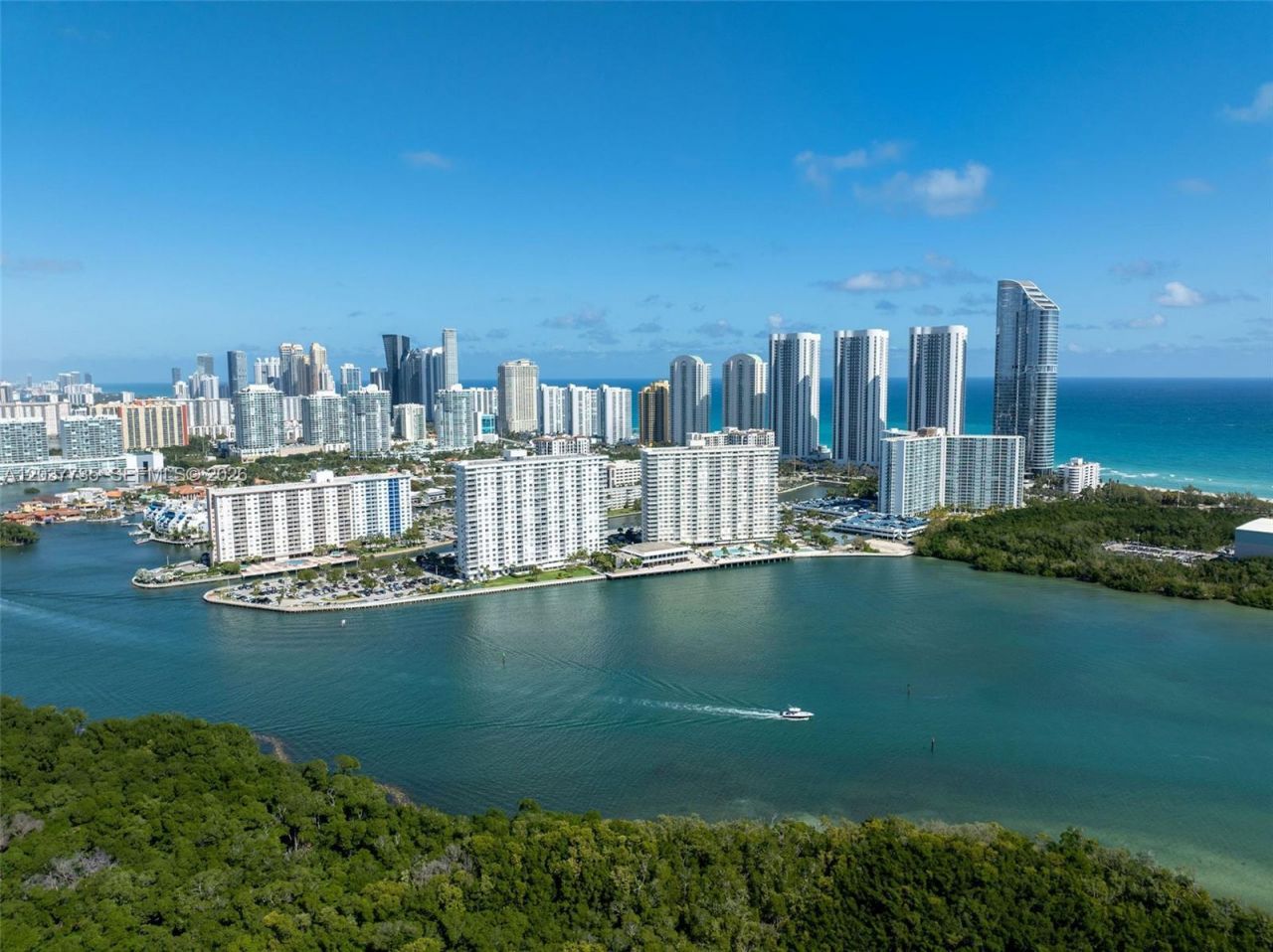 500 Bayview Dr, Unit 1520, Sunny Isles Beach, FL 33160 Photo