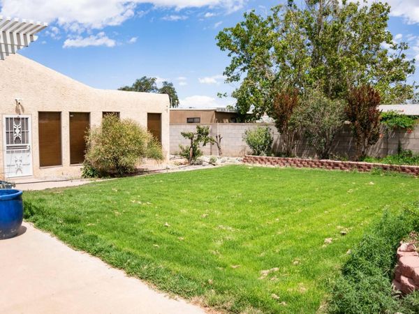2430 Palomas Drive NE, Albuquerque, NM 87110