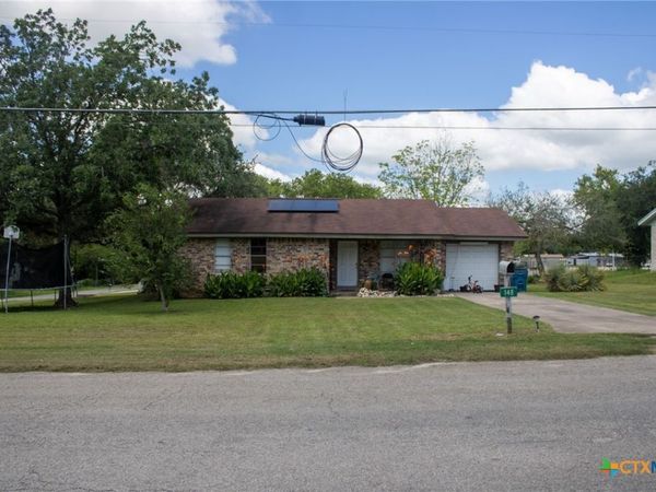 148 S Mount Auburn , Goliad, TX 77963