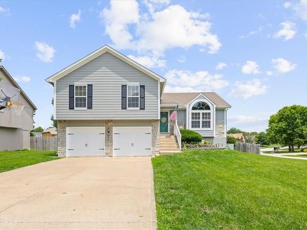 1300 SE Princeton Drive, Lee's Summit, MO 64081