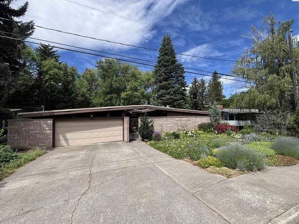 905 SE Kamiaken St, Pullman, WA 99163