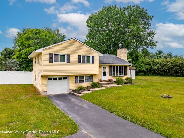 63 Rossman Circle, Hudson, NY 12534