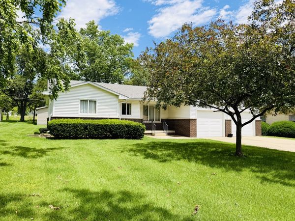 605 E Market Street, Farmer City, IL 61842