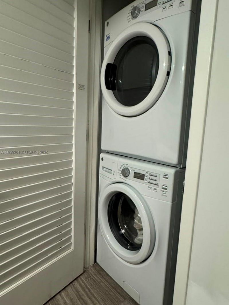 1010 Brickell Ave, Unit 1807, Miami, FL 33131 Photo