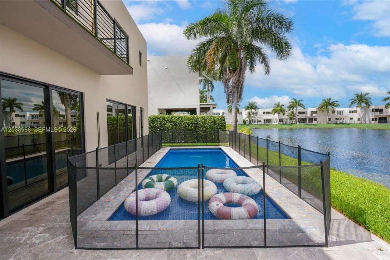 10261 NW 74th Ter, Doral, FL 33178 Photo