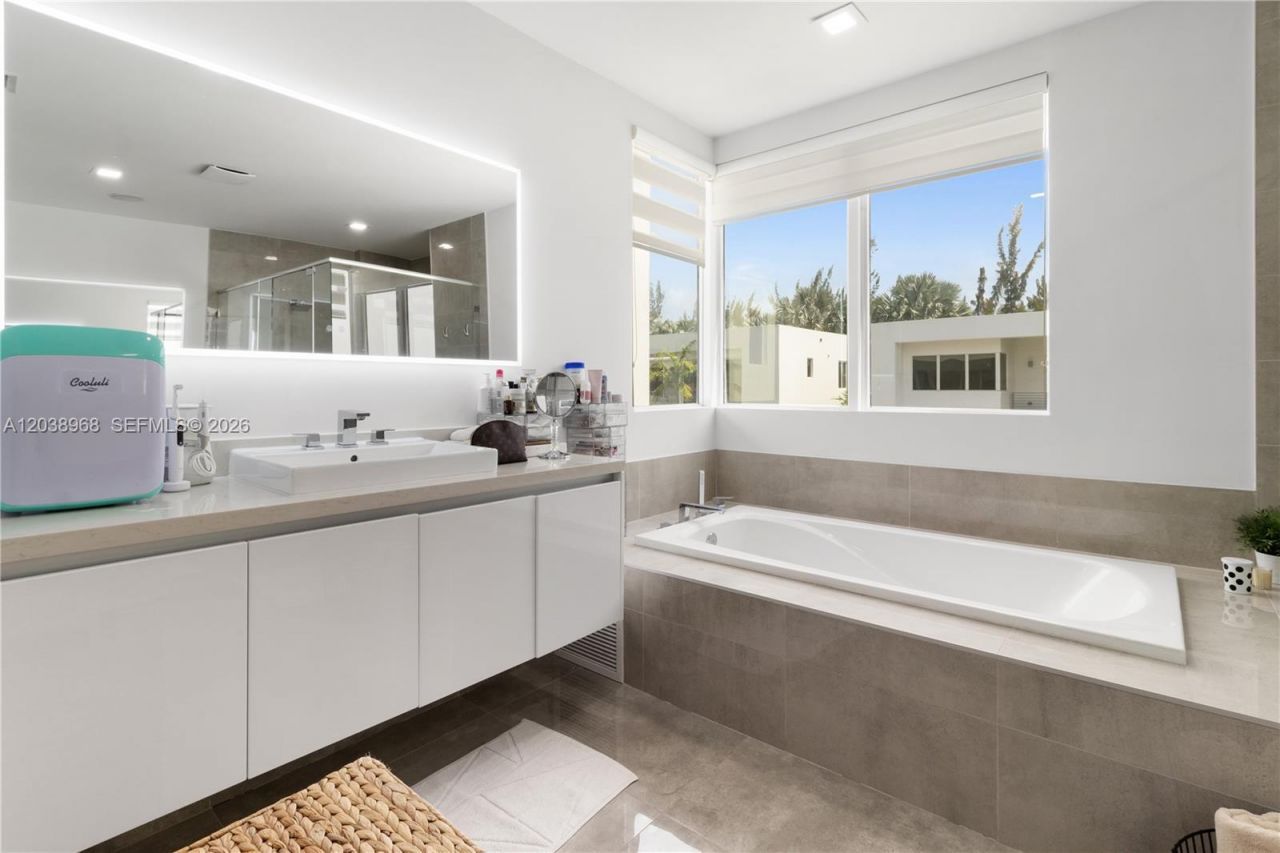 10261 NW 74th Ter , Doral, FL 33178 Photo