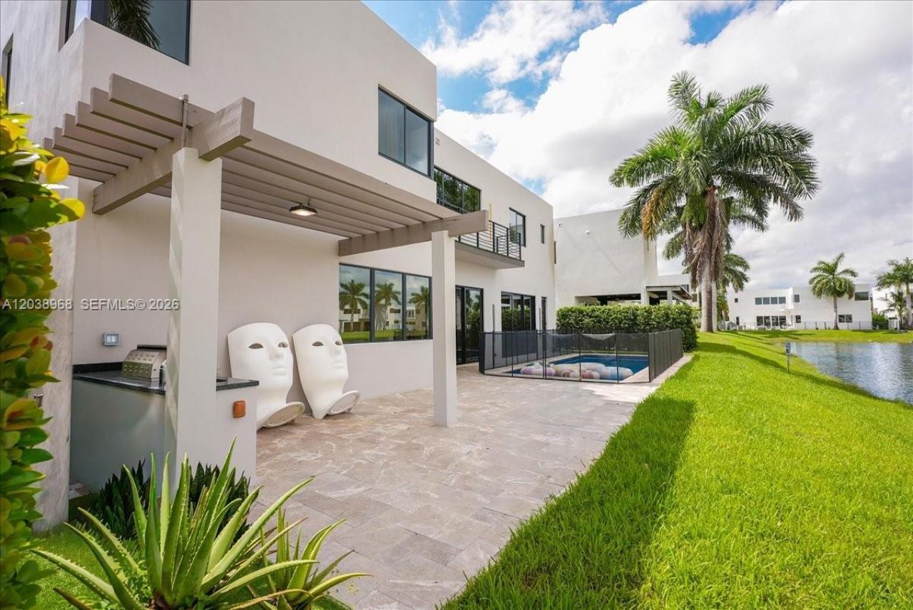 10261 NW 74th Ter, Doral, FL 33178 Photo