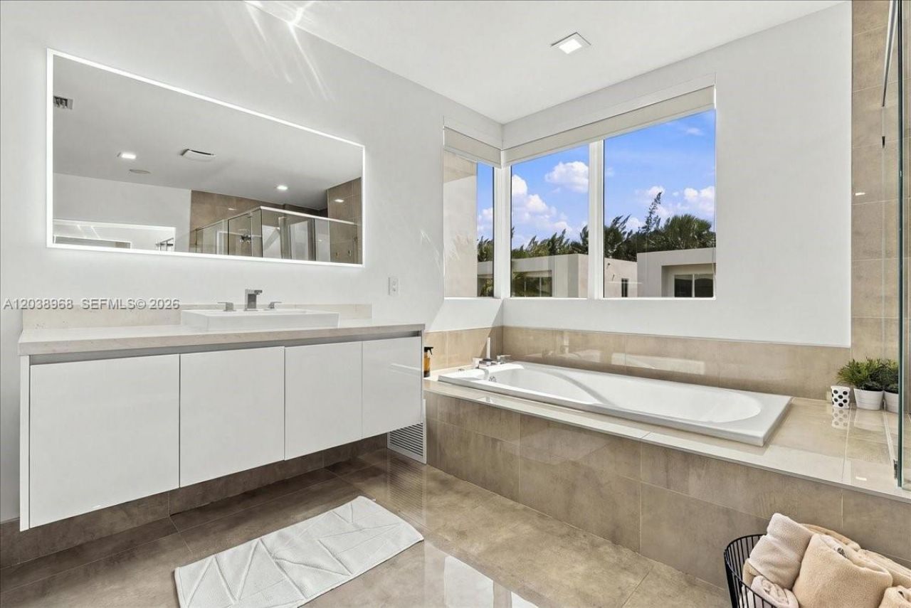 10261 NW 74th Ter, Doral, FL 33178 Photo