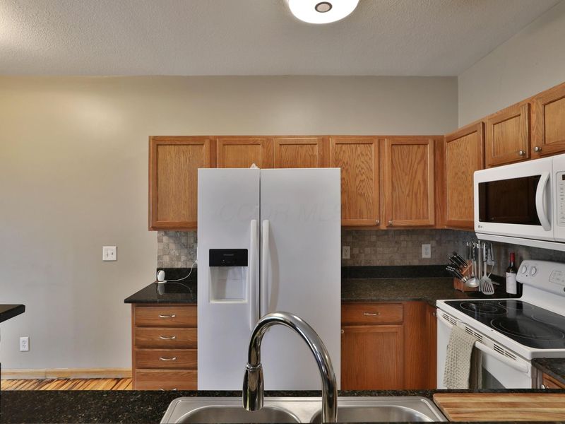 643 Grove Circle, Unit 2702, Columbus, OH 43230 Photo 12