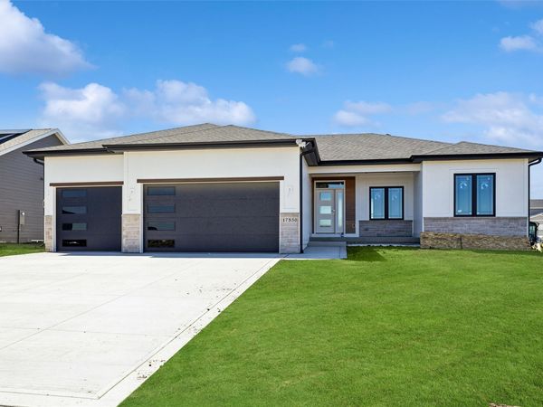 17530 Northview Drive, Urbandale, IA 50323