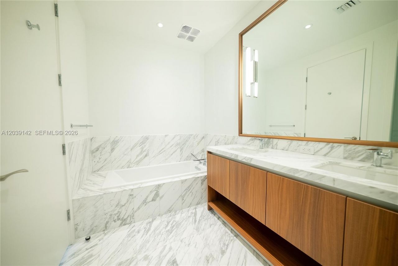 175 SE 25th Rd , Unit 702, Miami, FL 33129 Photo